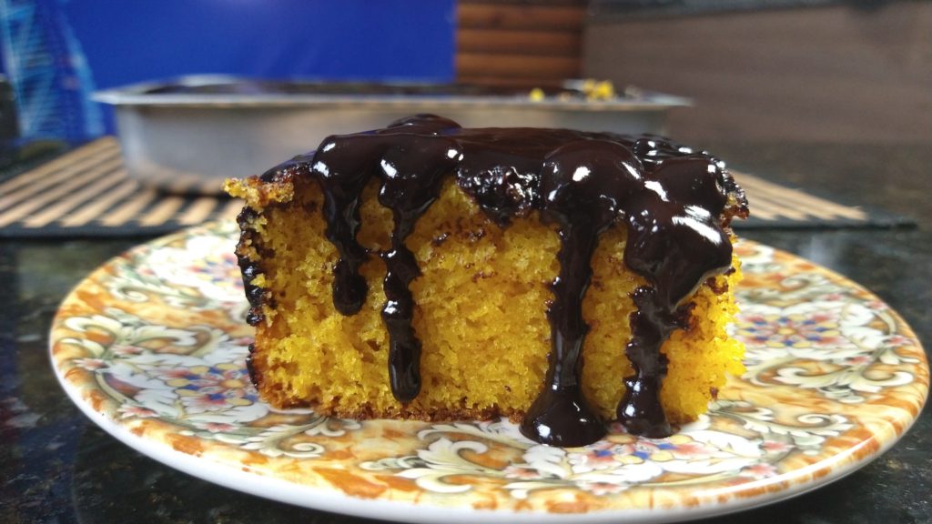 Essa é uma deliciosa receita de bolo de cenoura com cobertura de chocolate, que você pode fazer para sua família ou amigos, e para você que quer começar um negócio em casa, ela pode fazer parte do seu cardápio de bolos caseiros.