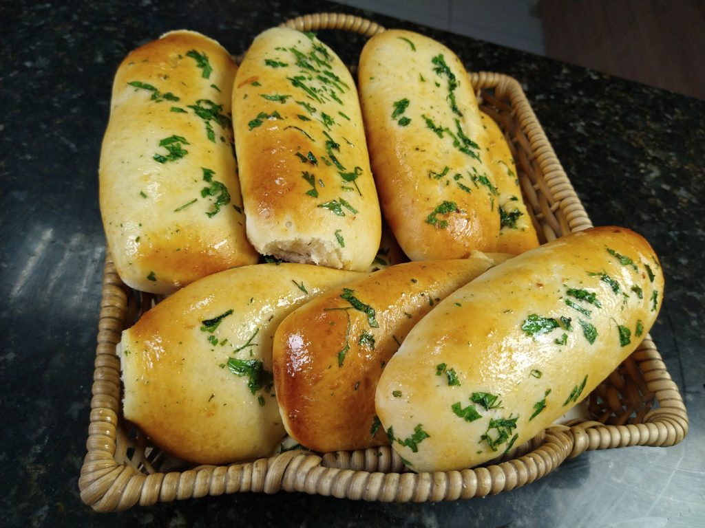 Nesse vídeo você vai aprender como preparar uma deliciosa pizza de calabresa , que você pode fazer para sua família ou amigos, e para você que quer começar um negócio em casa, ela pode fazer parte do seu cardápio do seu faça e venda.